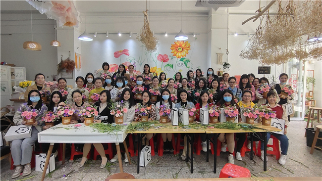 合资公司工会组织开展“三八”妇女节艺术插花活动