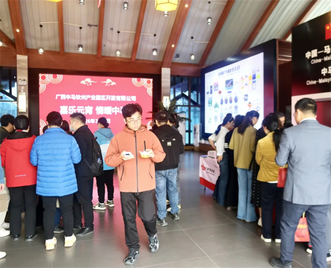 喜乐元宵暖中马，团圆共聚庆佳节